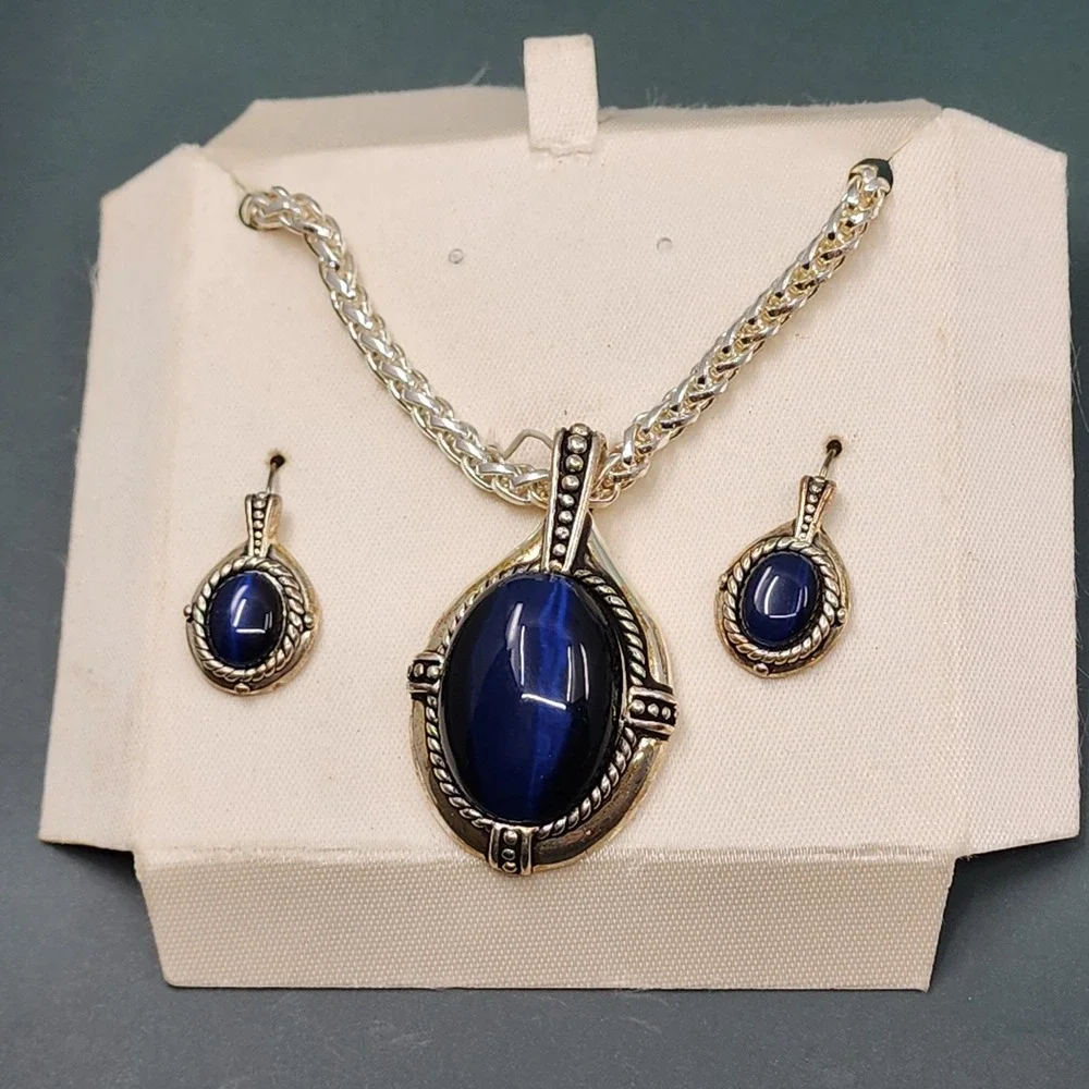 Kenneth Cole Cat Eye Glass Pendant Necklace Earrings Set Silver Tone Rope Detail